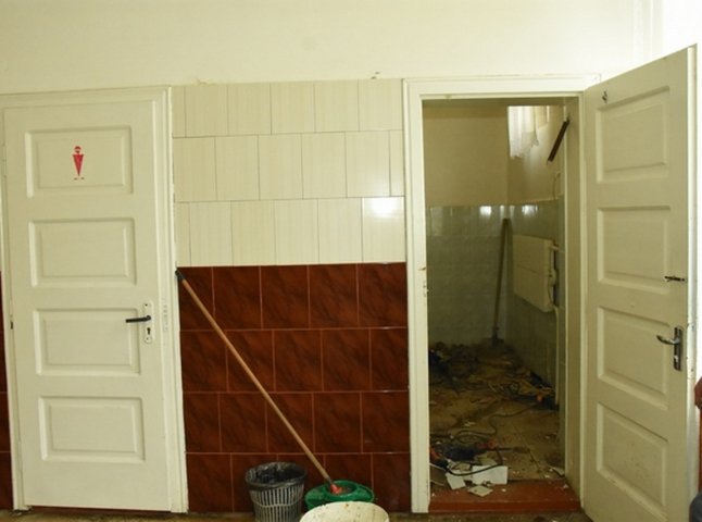У школах Іршави ремонтують вбиральні