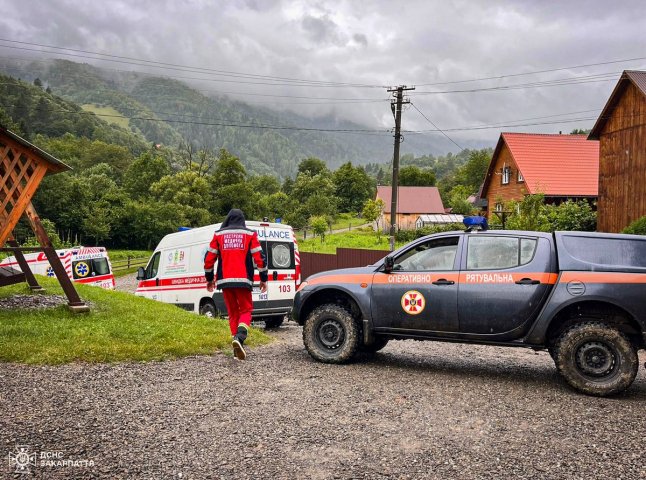 Мандрівників забрала швидка: рятувальники розповіли про випадок у горах