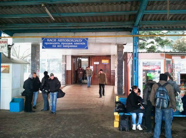На автостанції в Мукачеві інвалідам відмовляються продавати пільгові квитки (ВІДЕО)