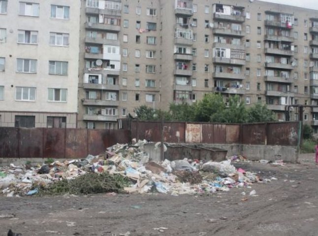 Ужгородські комунальники не справляються з вивозом сміття (ФОТО)