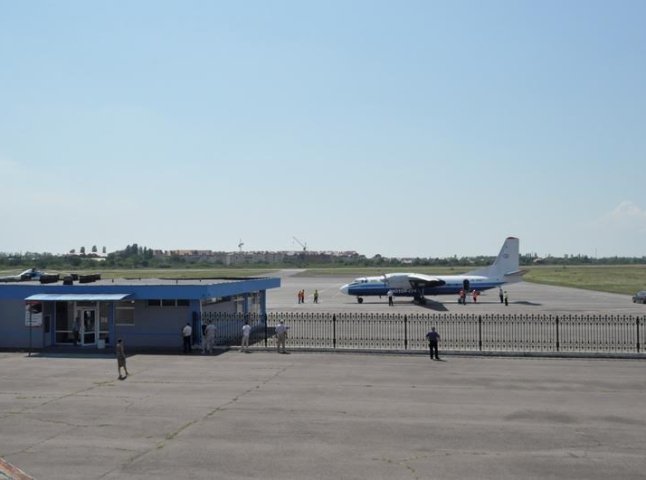 На злітно-посадковій смузі аеропорту "Ужгород" відновлять асфальтобетонне покриття
