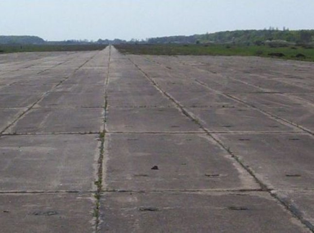 Скандал навколо Мукачівського аеродрому: депутати відмовились повернути об’єкт військовим