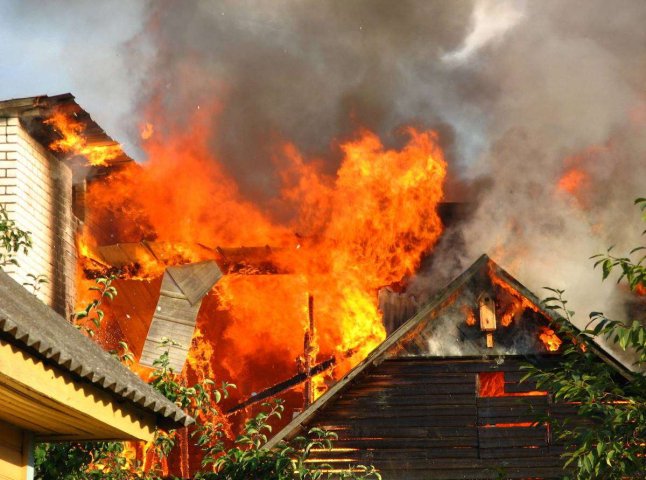 Розпалювання вогню у печі призвело до майже повного знищення будинку