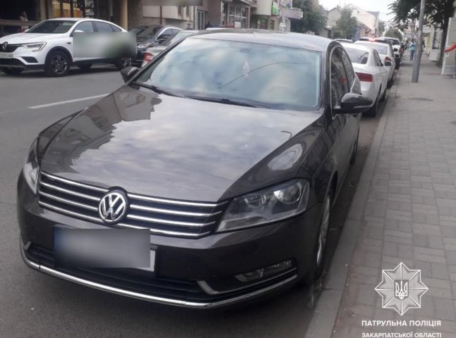 Патрульні розшукують водія, який пошкодив Volkswagen в Ужгороді