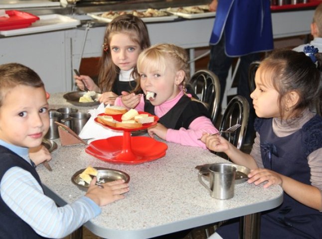 Учні початкових класів мукачівських шкіл харчуватимуться безкоштовно
