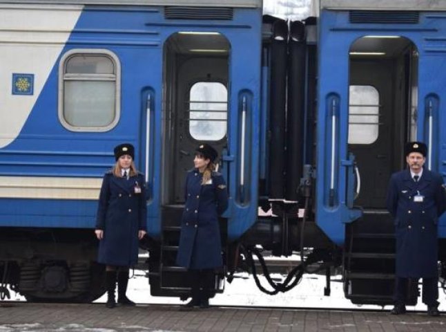 На Закарпаття прибув новий потяг, який вперше з’єднав Рахівщину та східні регіони України