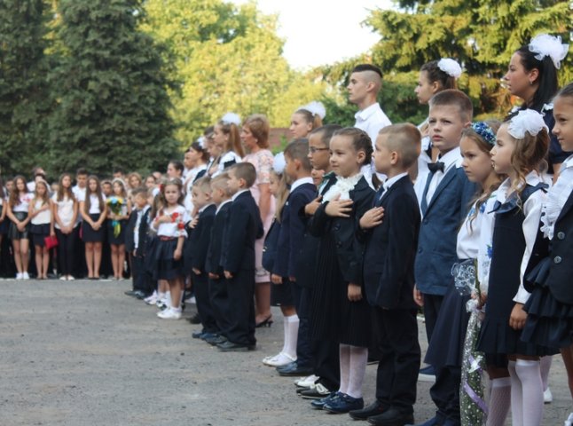 НВК "Гармонія" урочисто відзначила свято Першого вересня лінійкою у вишиванках