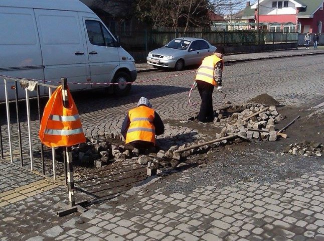 Одночасно три бригади розпочали у Мукачеві ремонтувати міські дороги (ФОТО)