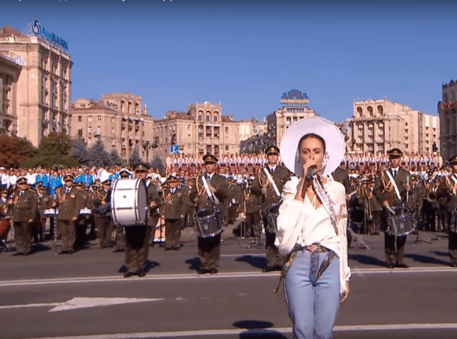Закарпатка Аліна Паш виконала реп під час гімну України на Ході Гідності