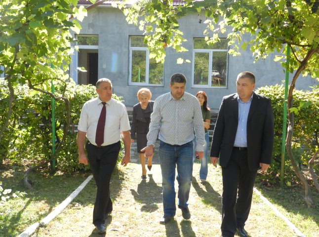 Голова Мукачівської РДА навідався в село Кальник, щоб проінспектувати ремонт місцевого дитсадка (ФОТО)