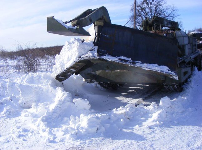 На Мукачівщині військові долучились до очищення доріг району від наслідків снігопаду