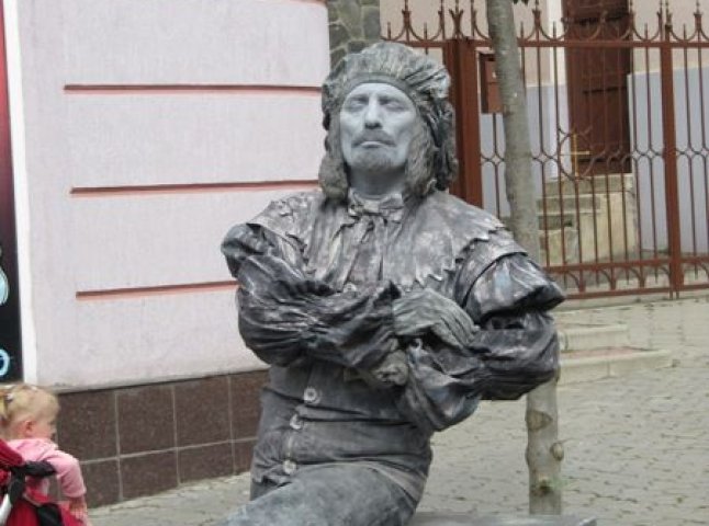В центрі Ужгорода з’явилась жива скульптура Рембрандта (ФОТО)