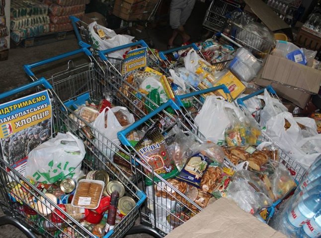 Жителі Ужгорода за чотири дні зібрали для військових, які служать на Сході України, майже тонну харчів (ВІДЕО)