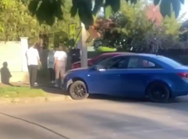 Одне авто зупинив стовп: в Ужгороді сталася аварія на перехресті