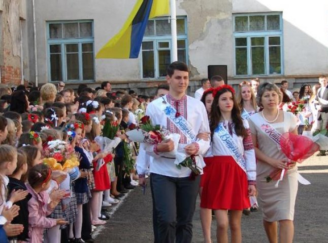 Хустські випускники відзначили свято останнього дзвоника у вишиванках