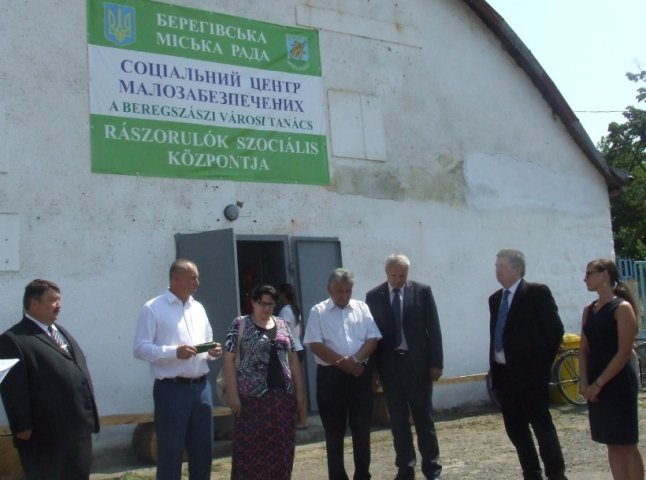 Держсекретар Угорщини подарував селу на Мукачівщині мікроавтобус