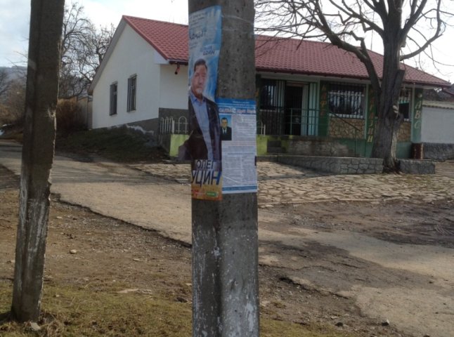 У деяких селах Мукачівського району стовпи і сьогодні "агітують" за кандидатів (ФОТОФАКТ)