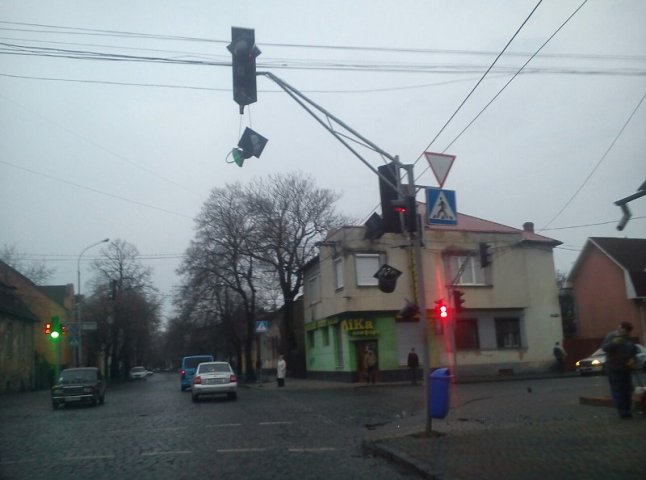 На перехресті вулиць Духновича – Садової – Стуса у Мукачеві розтрощений світлофор