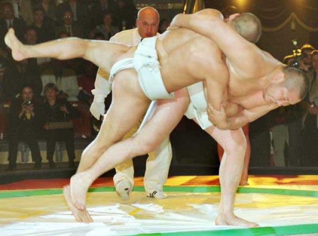 Боєць з Ужгорода здолав росіянина на Кубку світу з сумо