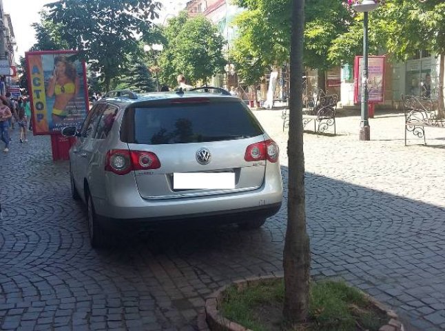 Одне авто забрав евакуатор, водія іншого – оштрафували: боротьба з "оленями" у Мукачеві триває