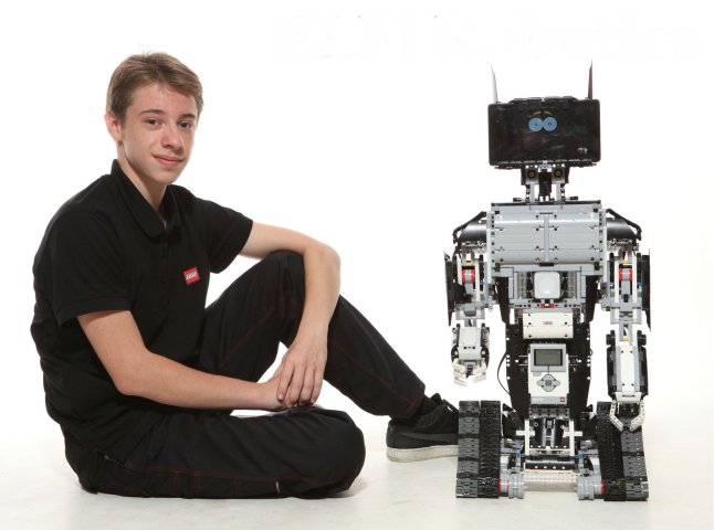 Юний ужгородець створив серію роботів, яку презентуватиме у Катарі