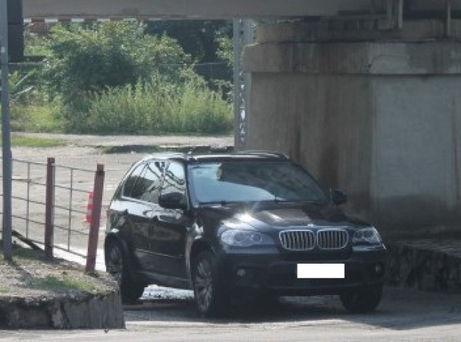 В Ужгороді під "затопленим" переїздом заснув водій іномарки "BMW", – ЗМІ