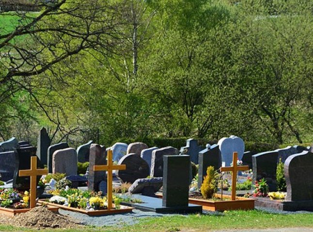 У Мукачеві на кладовищі розтрощили пам’ятники