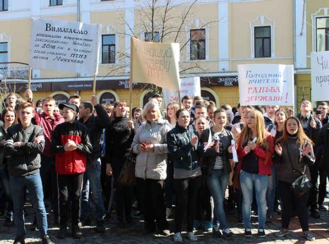 Протести у центрі Мукачева: сутички, заблокована ратуша та крики "Ганьба" в адрес мера