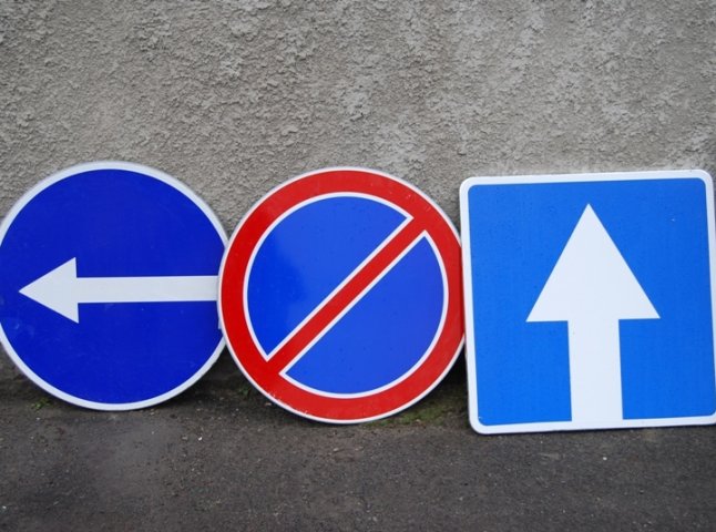 В Ужгороді невідомі замалювали дорожній знак (ФОТО)