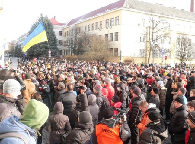 В Ужгороді відразу два мітинги: одні скандують "Львів - геть!", інші – "Банду - геть!"