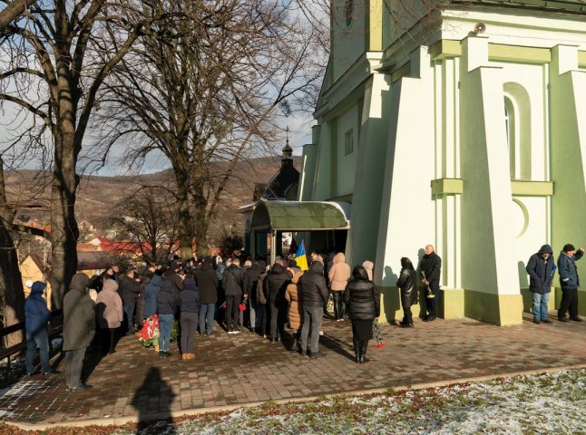 В одному з сіл Мукачівської громади прощалися із полеглим Героєм