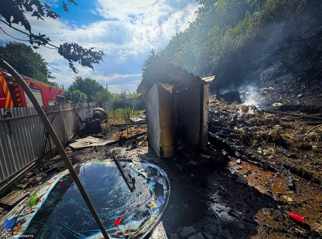 У Чинадієві горіла надвірна споруда. Вогнем пошкоджено також два авто У Чинадієві горіла надвірна споруда. Вогнем пошкоджено також два авто