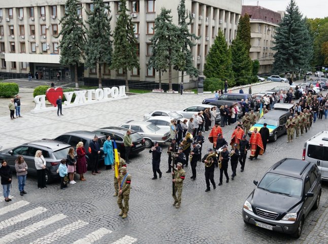 У чоловіка залишилися дружина і троє синів: в обласному центрі поховали захисника