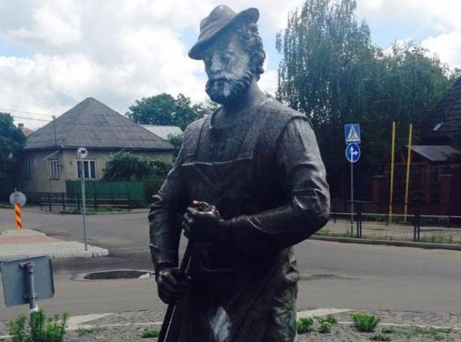 Вандали облили фарбою пам’ятник рому-господарнику у Мукачеві