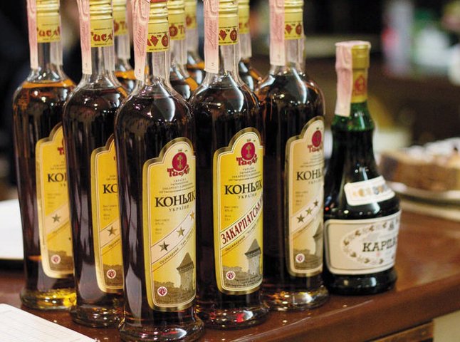 У чотирьох мешканців Ужгородщини вилучили 1400 пляшок контрафактного коньяку