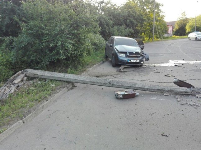 ДТП у Мукачеві: водій іномарки зніс електроопору і втік з місця події
