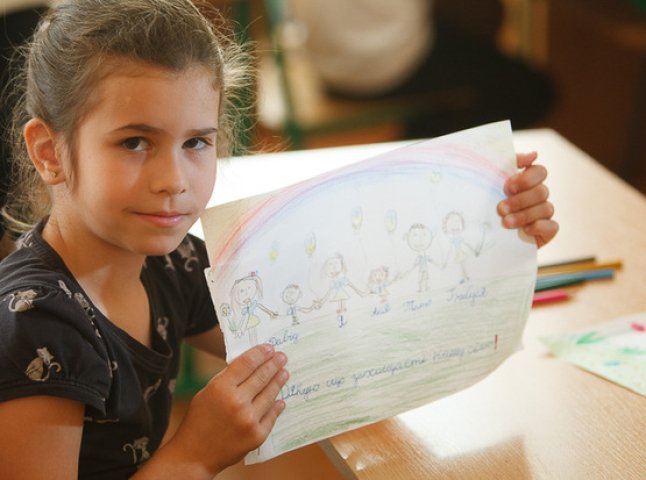 Ужгородська малеча радує військових своїми патріотичними малюнками (ФОТО)