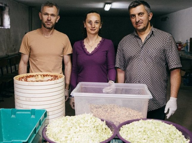 На Закарпатті волонтери виготовляють для ЗСУ сухі борщові набори "Чорнобаївка"