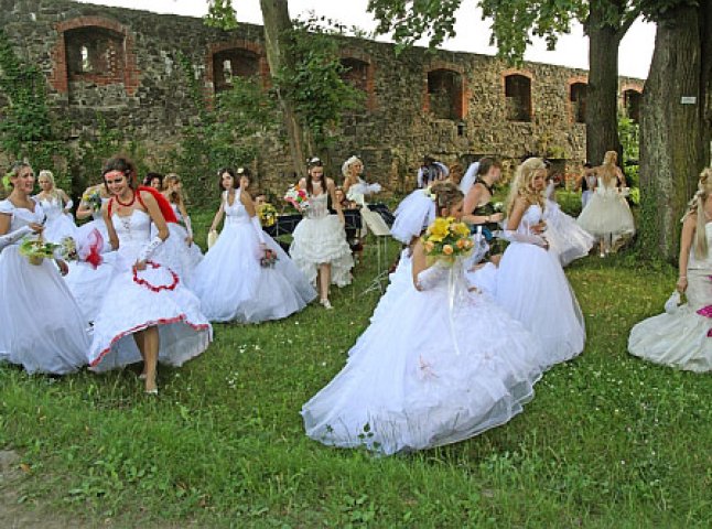 Парад наречених відбувся в Ужгороді