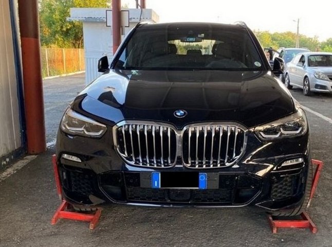 В Україну намагалися ввезти коштовне авто, викрадене в Італії