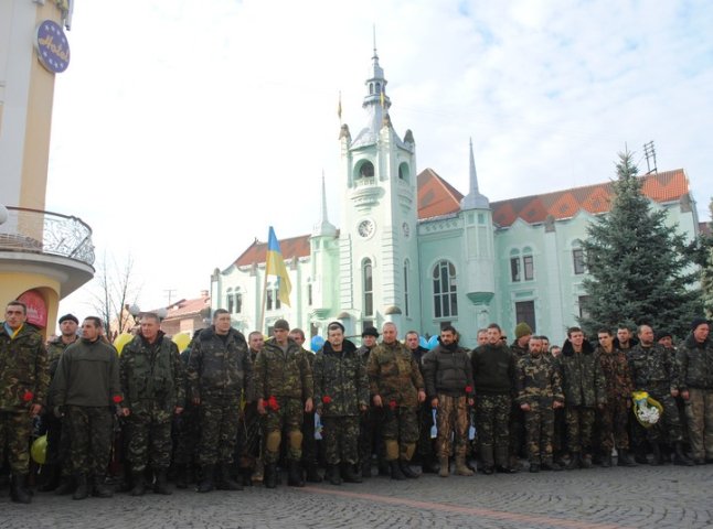 У Мукачеві з оплесками зустрічали героїв-бійців 128-ої бригади (ФОТОРЕПОРТАЖ)