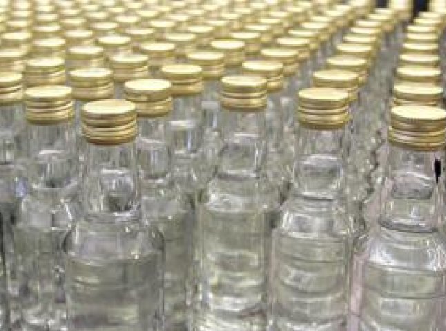 Закарпатцю, який збув 400 пляшок "паленої" горілки, загрожує позбавлення волі