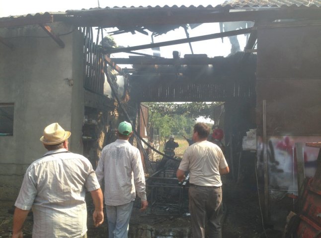 На Ужгородщині пожежа у надвірній споруді ледь не знищила житловий будинок