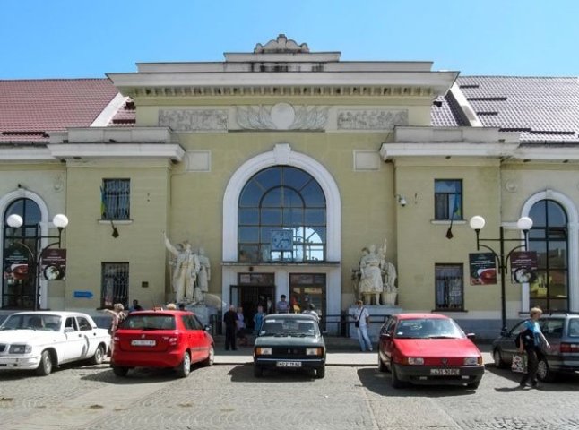 У Мукачеві біля вокзалу зупинили п’яного таксиста