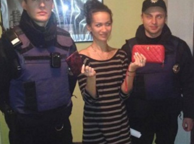 Ужгородські патрульні за кілька годин знайшли гаманець, який вкрали від місцевої мешканки