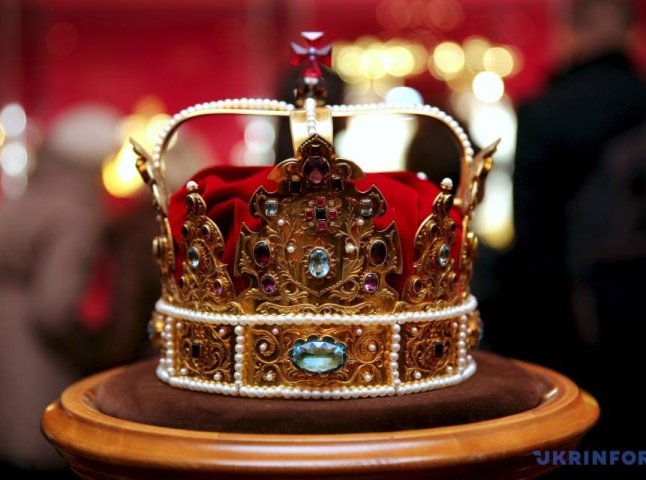 Ужгородцям покажуть унікальну колекцію корон різних країн та епох
