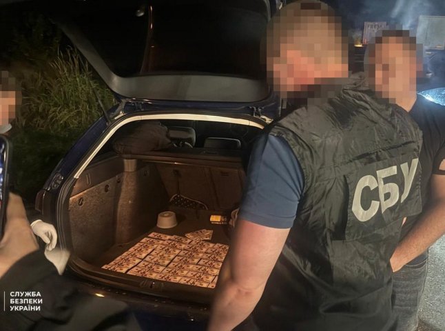 Обіцяли переправити за кордон поза офіційними КПП: СБУ викрила схему Обіцяли переправити за кордон поза офіційними КПП: СБУ викрила схему