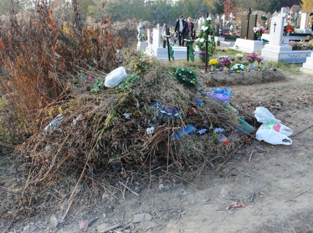 В Мукачеві на День пам’яті могили не було видно за купами сміття(ФОТО)