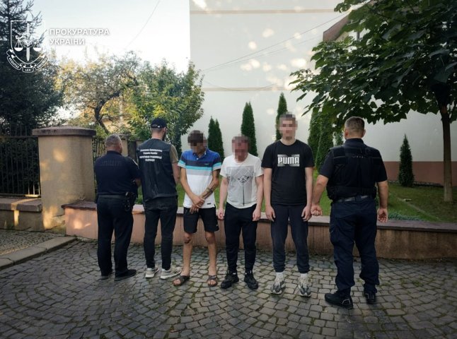 Молодого закарпатця, який планував переправити за кордон двох чоловіків, взяли під варту