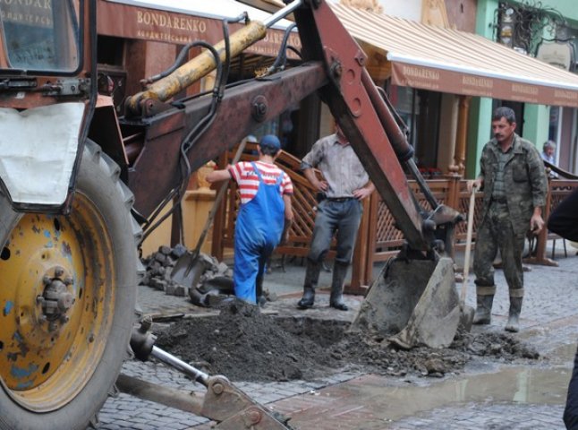 Центр Мукачева сидів без води: на Достоєвського вчергове прорвало трубу (ФОТО)